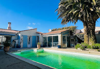 Maison avec piscine et terrasse 9