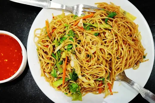 Singapore Paneer Noodles [650 Ml]