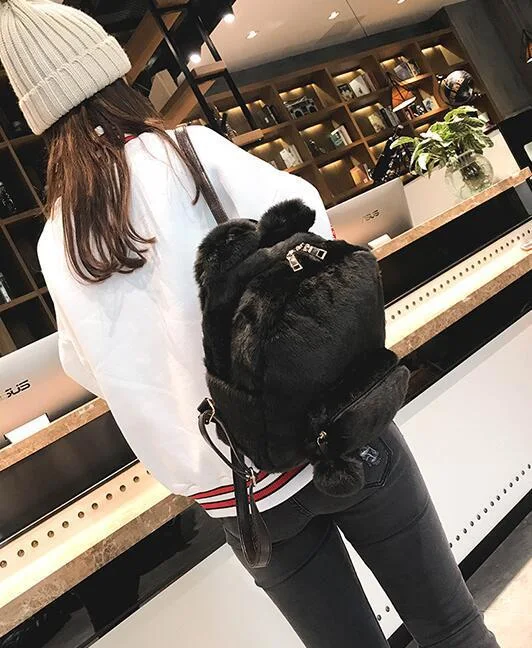 Niedliche Schultertasche mit Plüsch-Hasenohren, ideal für Mädchen und Frauen. Bietet Platz für alles Wichtige und ist ein echter Hingucker.