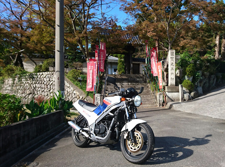 ひろさんが投稿したVTZ250・お寺でパシャリ・焼き肉祭りに関するカスタム事例の投稿画像1枚目