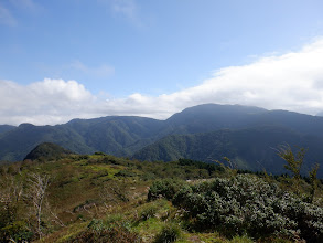 イハイガ岳（左）と雨乞岳（右奥）を望む