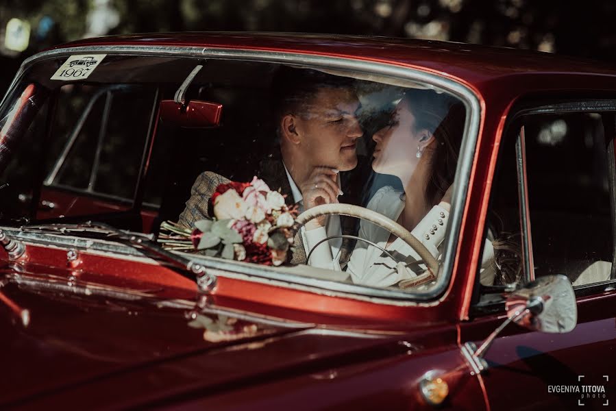 Fotógrafo de casamento Evgeniya Titova (jedesign). Foto de 4 de outubro 2019