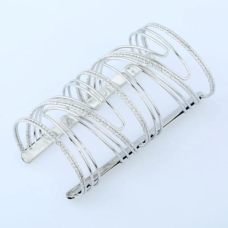 Eenvoudige Metalen Kruis Patroon Lange Armband. Stijlvol en tijdloos design. Duurzaam en perfect voor dagelijks gebruik of speciale gelegenheden.