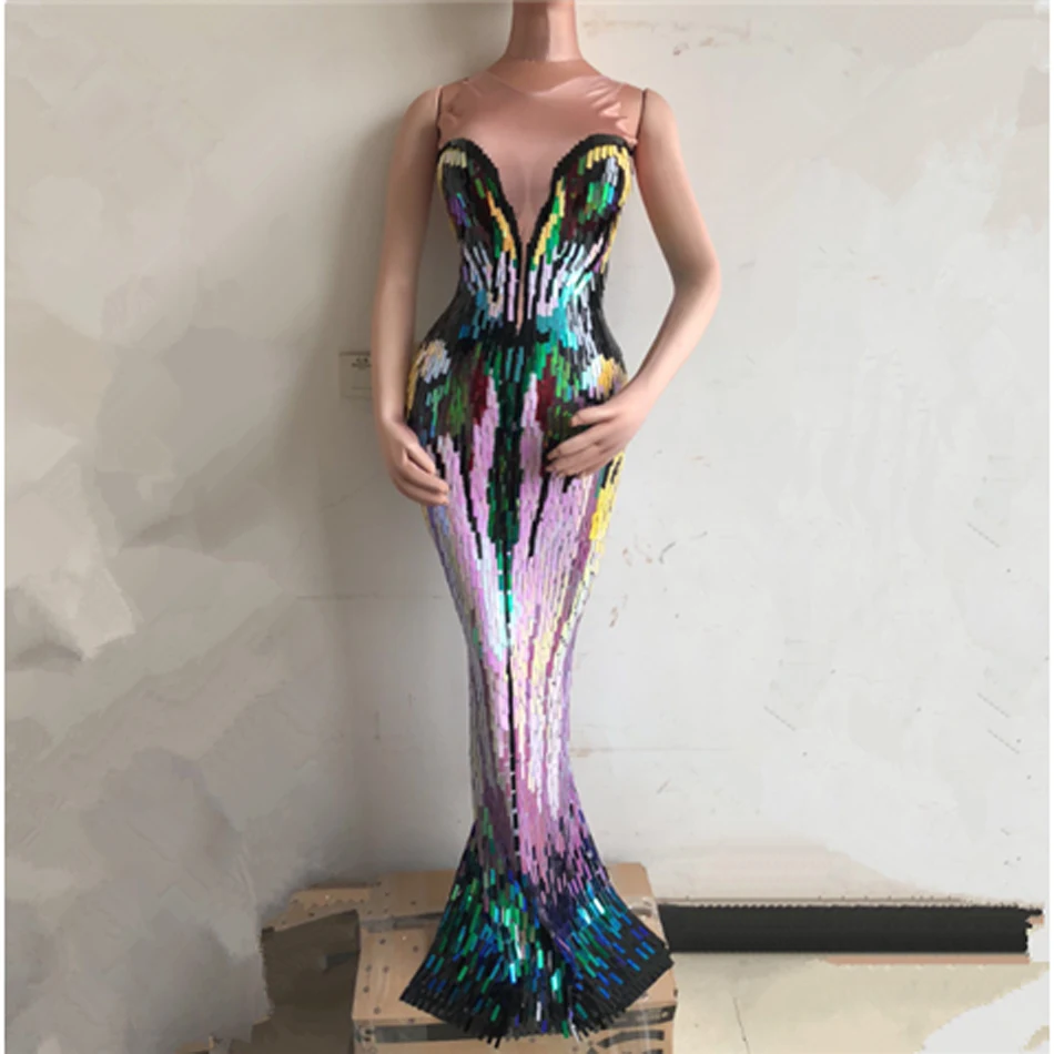 Pailletten-Abendkleid für Sängerinnen, ein Bühnenoutfit, das glänzt. Dieses Kostüm bietet Glamour und Stil für jeden Auftritt.
