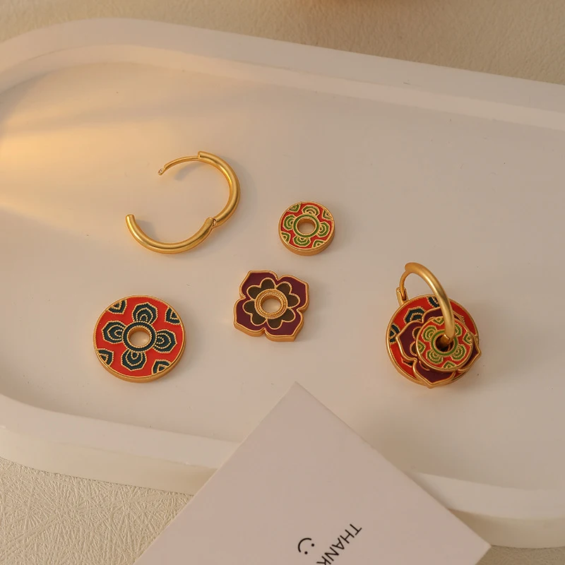 Boucle d'oreille pour femme avec émail et goutte d'huile. Un design unique pour rehausser votre style et votre beauté. Élégance et originalité garanties.