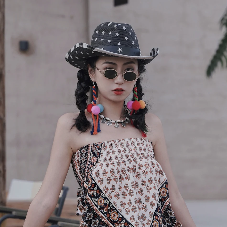 Boucles d'oreilles ethniques exagérées avec pompons en fourrure, un accessoire audacieux et tendance pour un style unique et affirmé au quotidien.