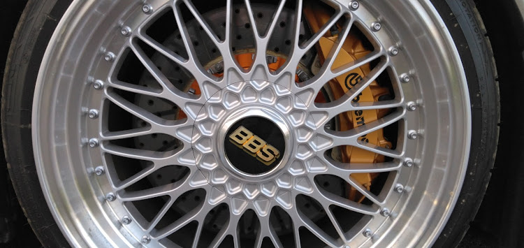 ヴェルファイアのみんなのセンターキャップが見たい・ブレンボ・サンダアボルト・BBS・低そうで低くない少し低い車に関するカスタム事例の投稿画像1枚目