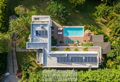 Villa with pool and garden 4