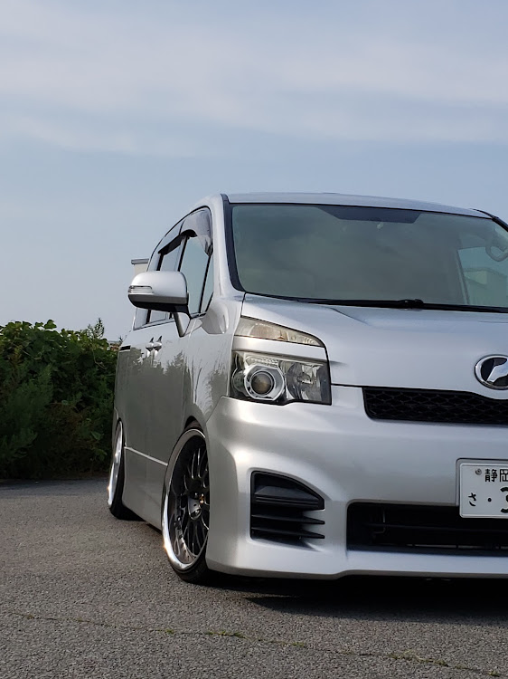 ヴォクシーのVOXY・梅雨の晴れ間・６月もよろしくお願いします・街乗り仕様・低そうで低くない少し低い車に関するカスタム事例の投稿画像2枚目