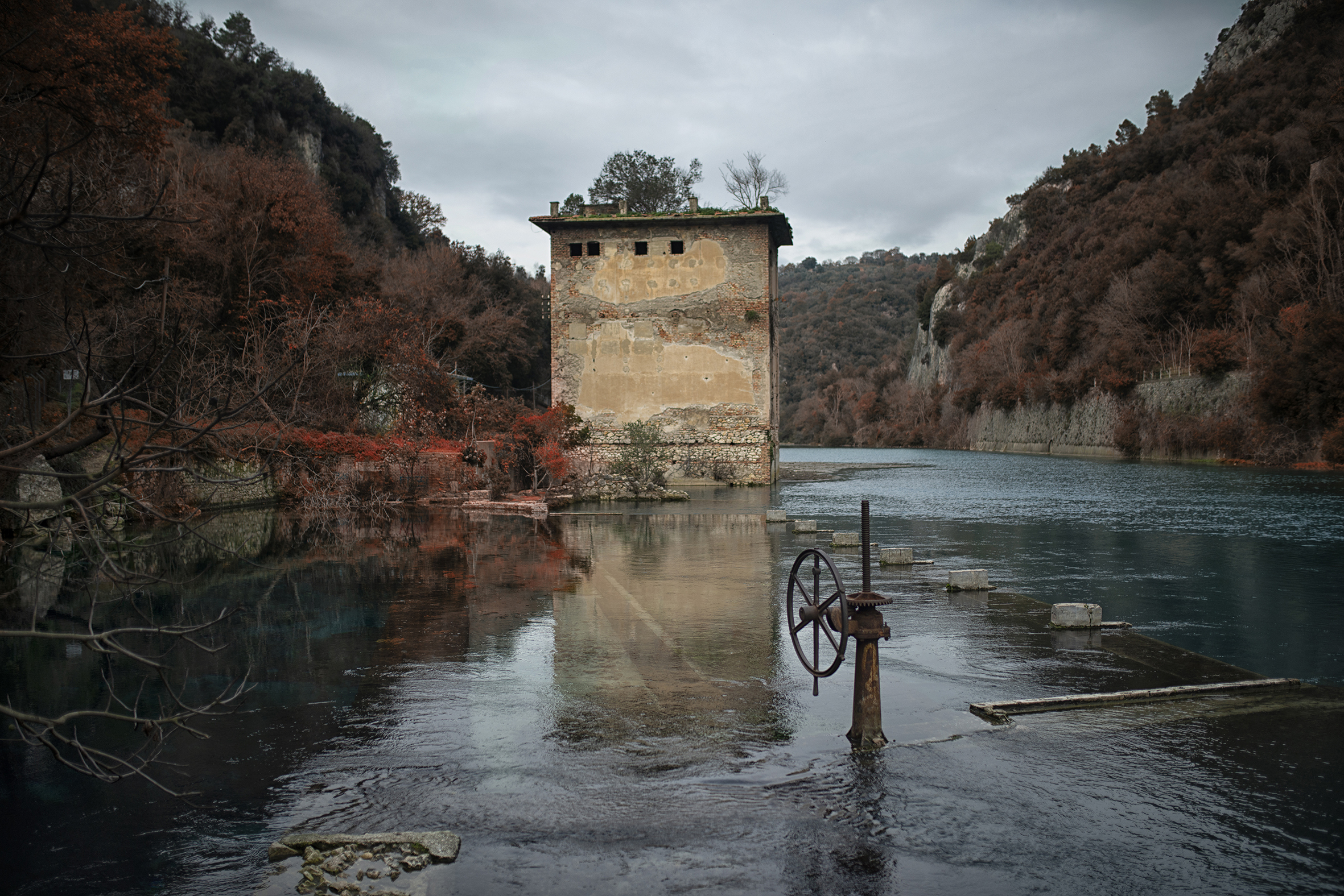 Nell'abbraccio dell'autunno, il fiume diventa uno specchio incantato, riflettendo i segreti dorati della stagione di Luta