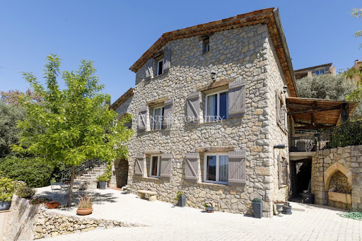 Propriété avec piscine 1