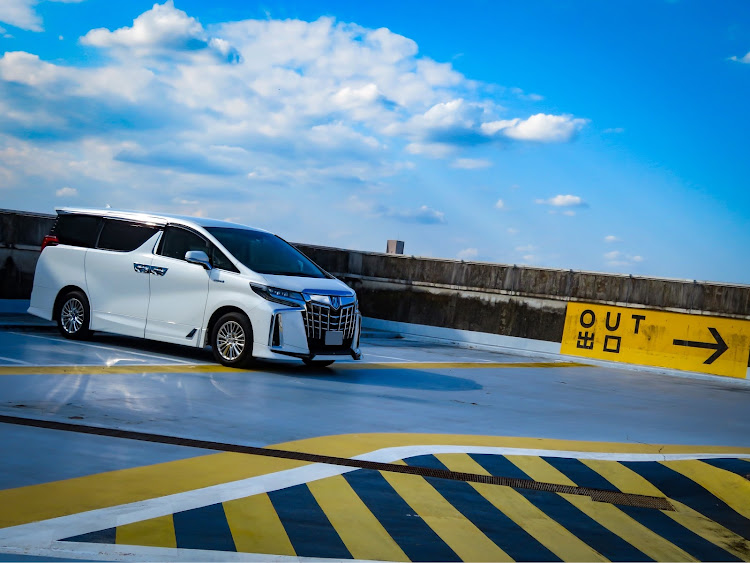 アルファードの立体駐車場・立駐は盛れる・立駐ソムリエ・タイムズ多摩センター中央第一駐車場に関するカスタム事例の投稿画像1枚目