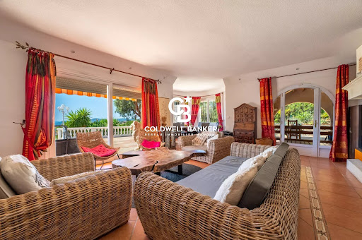 Seaside villa with pool 3