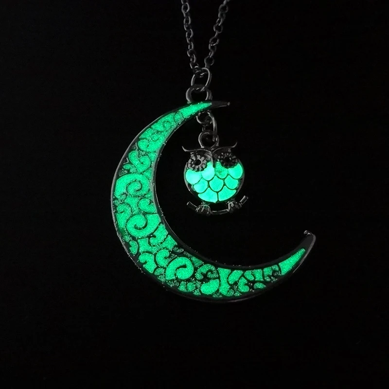 Colliers pendentif lumineux Chaîne argentée pour femmes et filles Bijoux étincelants pour toutes occasions. Cadeau parfait. Collier élégant et ravissant