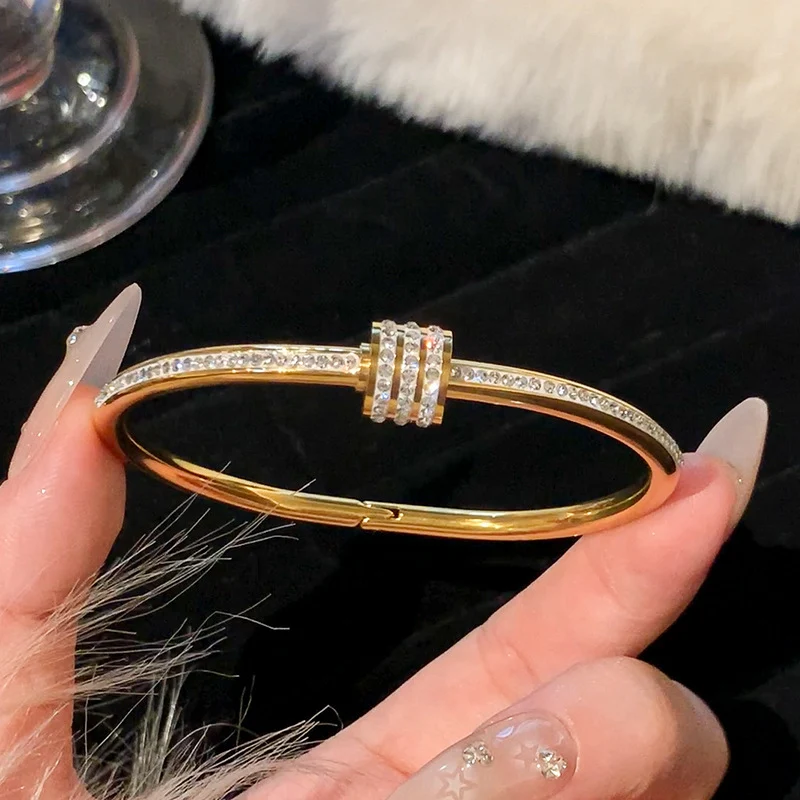 Bracelet Filles Wild Diamants Ronds Complets Un Bijou Éclatant pour Toutes Occasions. Le Cadeau Parfait pour Petites Filles. Élégance et Brillance.