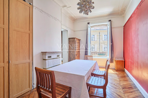 Dining room with table and chairs - Luxury property for sale in Paris 7ème, 4 rooms, 2 bedrooms
