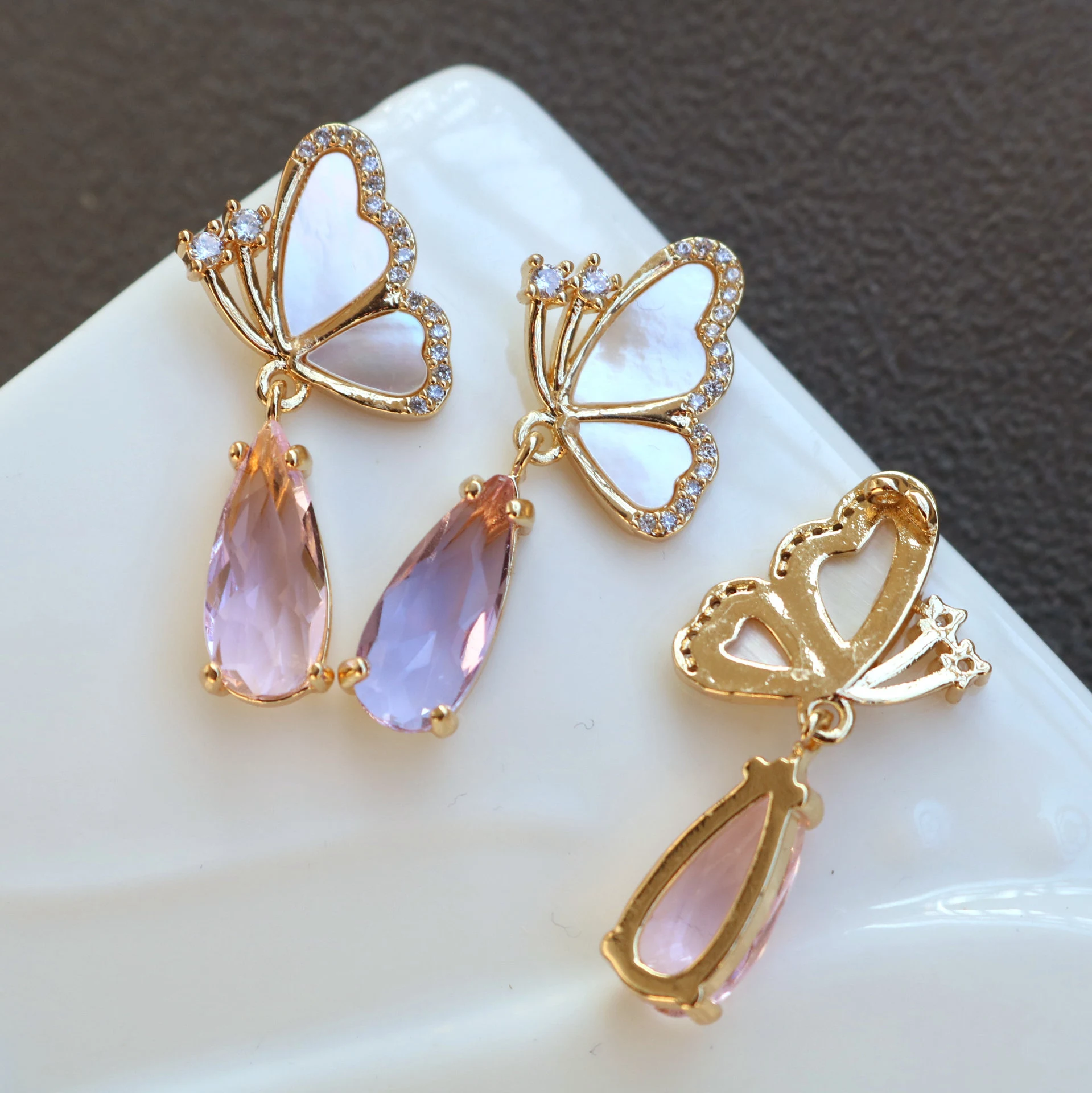Title 1, Pendentif goutte papillon en zircon et coquilla...