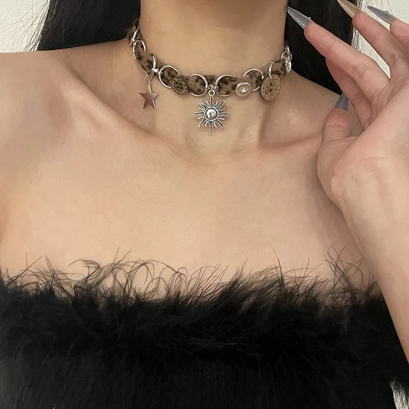 Leopard Pluche Sun XINGX Knopketting Een schattig en zacht accessoire met een luipaardpatroon en een zonneknop. Perfect voor een vleugje charme.
