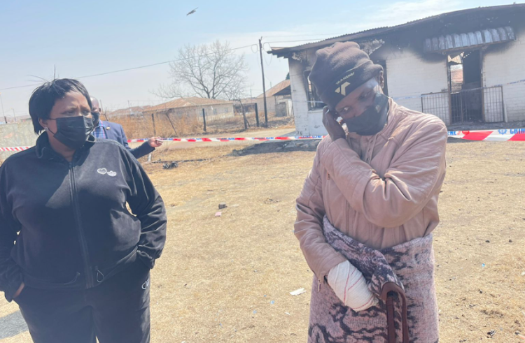 Nozipho Rhadebe stands alongside Mpumalanga premier Refilwe Mtsweni-Tsipane in front of the house where her two-year-old daughter and another child burnt to death.