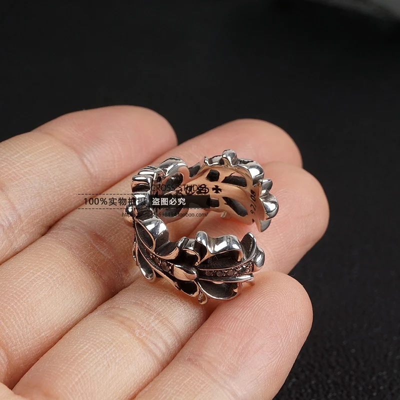 Bague croix, un symbole de foi élégant pour hommes et femmes. Un bijou religieux parfait pour exprimer vos croyances et offrir un cadeau unique.
