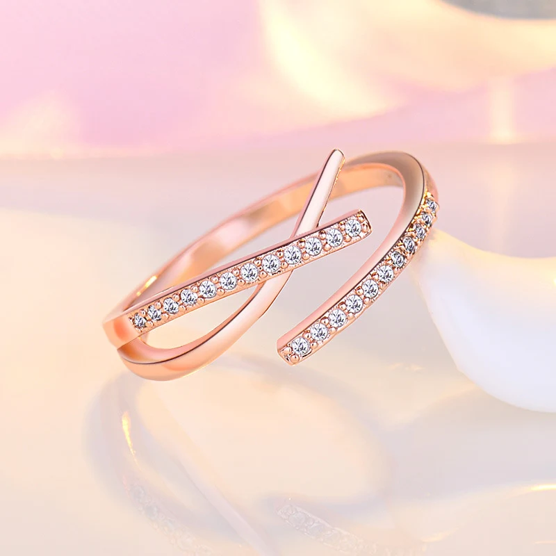 Bague croix élégante avec micro strass, personnalité unique, accessoire raffiné pour un look distinctif et empreint de spiritualité.