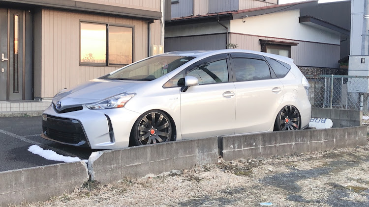 プリウスαのプリウスα・車高短・ツライチ・18インチ9J・ナンバーレスに関するカスタム事例の投稿画像1枚目