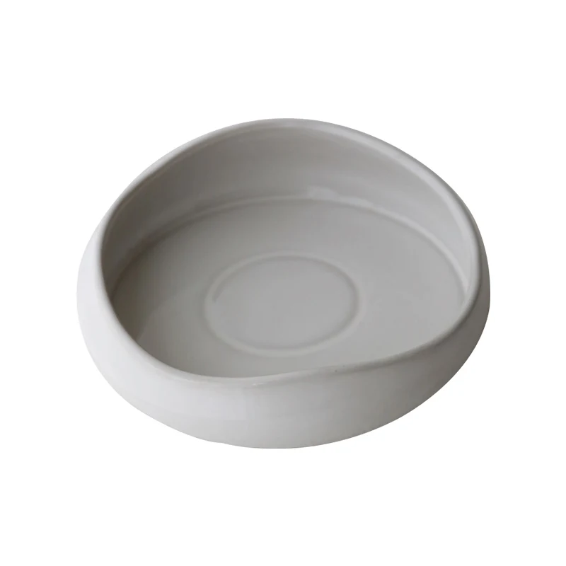 Bol en céramique design irrégulier. Ajoute un style unique à votre vaisselle. Parfait pour servir et présenter des aliments avec élégance.