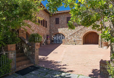 Farmhouse with garden 3