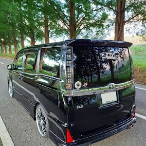 ヴォクシー ZRR80W