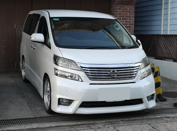 ヴェルファイアのグノーシスHR201・MOMOタイヤ・HKS車高調に関するカスタム事例の投稿画像1枚目