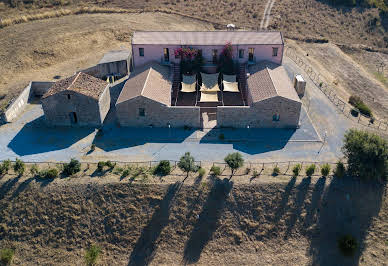 Farmhouse with garden 3