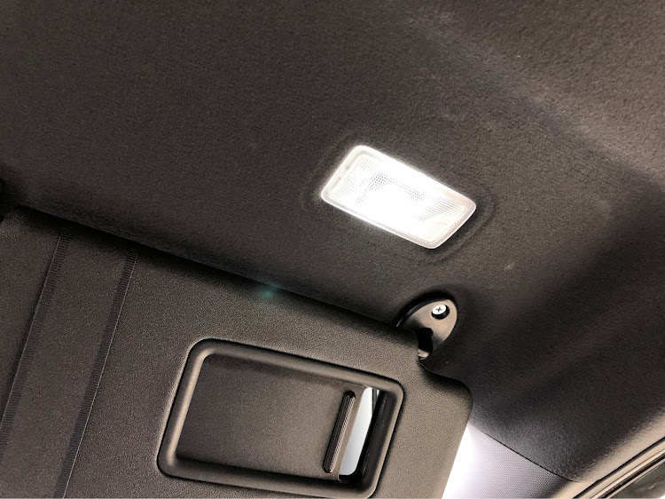 ヴォクシーのコソ弄り🔧💦・ルームランプLED化・ナンバー灯LED化・夫婦でヴォクシー乗り・純正シートベルトバックルホルダーに関するカスタム事例の投稿画像7枚目