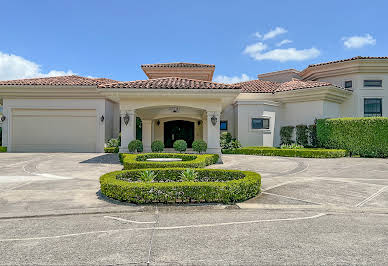 Villa with pool and garden 4