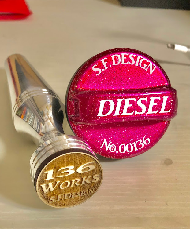 ハイエースバンのS.F.Design・ありがとう・S.F.Designシフトノブ・キャンディピンク フレーク・給油口キャップに関するカスタム事例の投稿画像2枚目