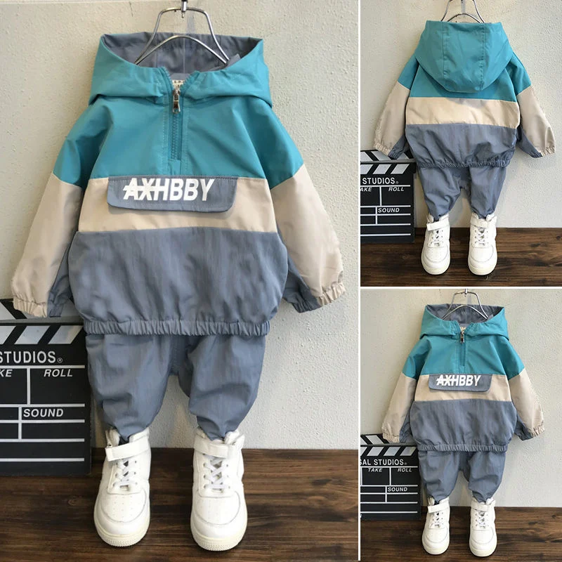 Conjunto infantil com capuz e fleece, cores combinando, perfeito para aquecer no inverno, ideal para brincar e atividades diárias com conforto.