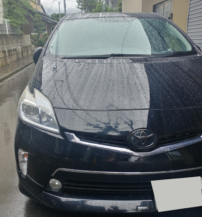プリウスのDIY・エンブレム塗装・雨の日ショットに関するカスタム事例の投稿画像1枚目