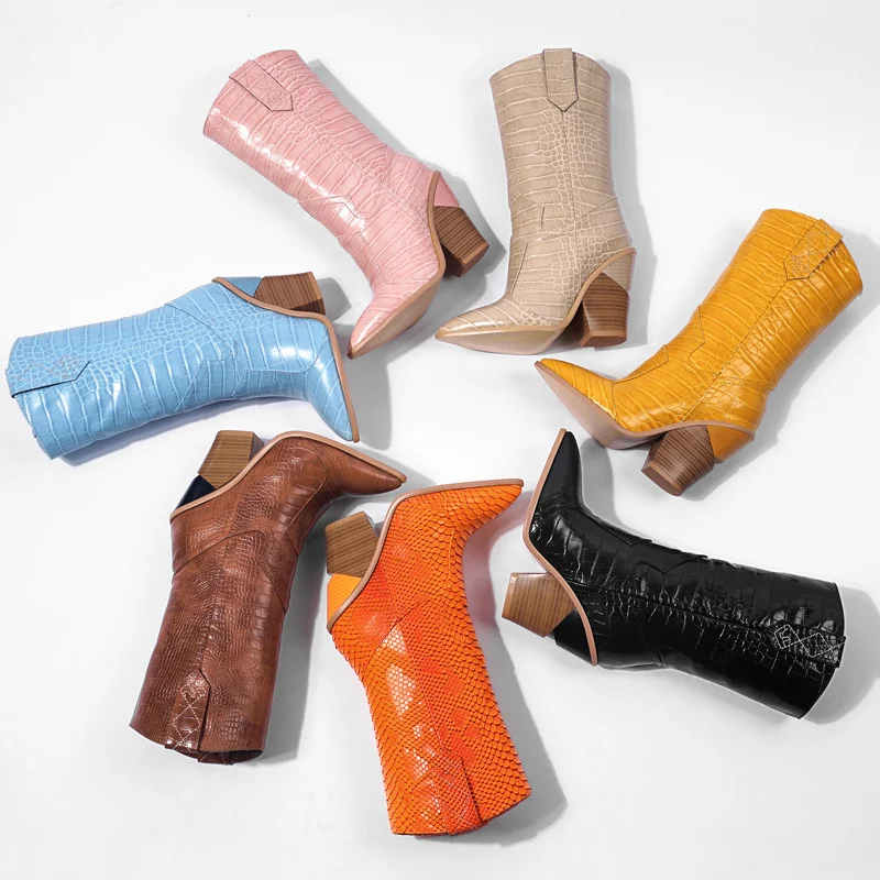 Bottines à talons hauts épais d'automne. Confort et style réunis dans ces chaussures idéales pour la saison. Offrent élégance et maintien.