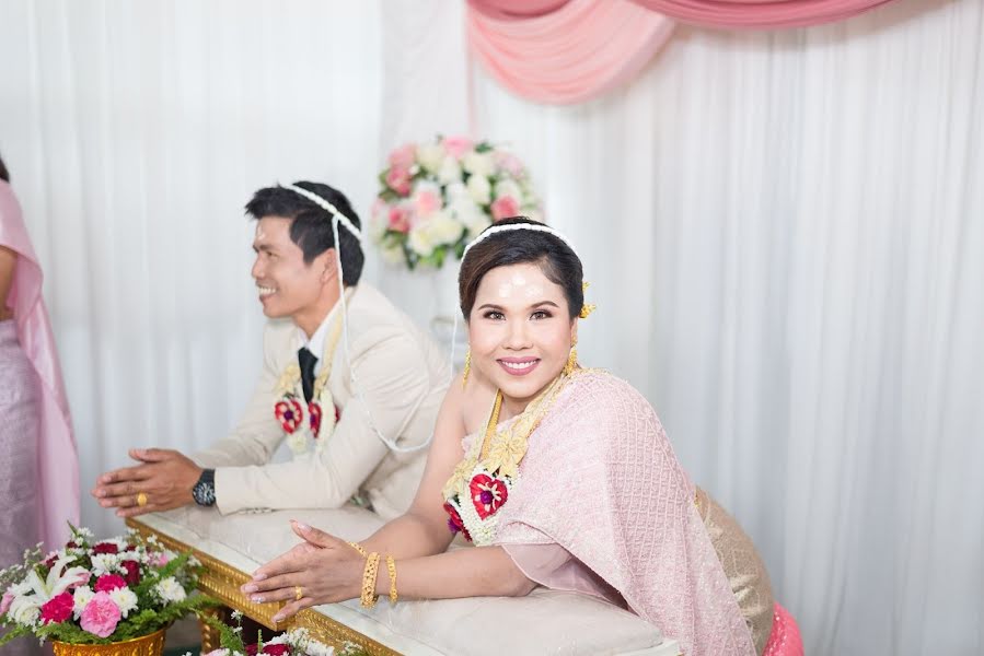 Fotógrafo de casamento Sittipong Intanin (chokrungstudio). Foto de 8 de setembro 2020