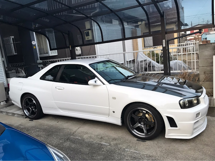 スカイライン GT-RのDIY・ピラーガーニッシュ・カーボンシート貼り付けに関するカスタム事例の投稿画像1枚目