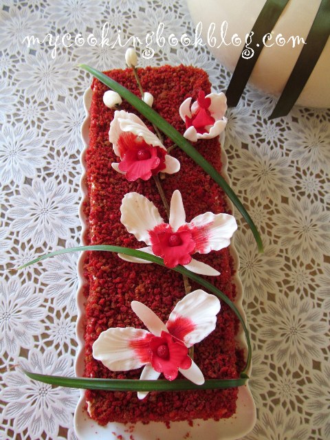 Торта червено кадифе (Red Velvet Cake) с орхидеи