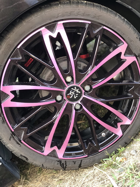 bBの洗車・ステッカー貼り・桜ホイール・K-BREAKに関するカスタム事例の投稿画像3枚目