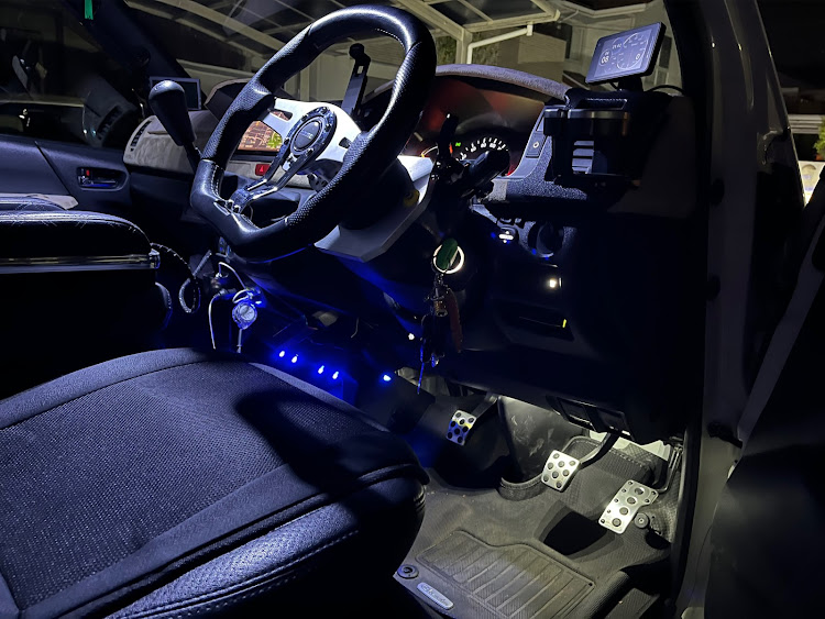 ハイエースバンのMOMO Trek-R・MOMOステアリング・MT・夜間作業に関するカスタム事例の投稿画像2枚目