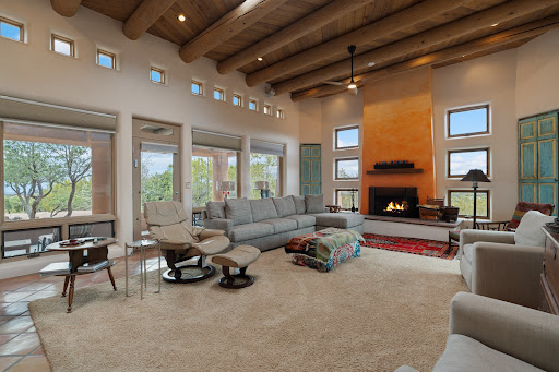 Living room with fireplace and exposed beams - Prestige property for sale in Santa Fe, 4 bedrooms