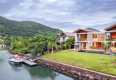 Seaside villa with pool and garden 2