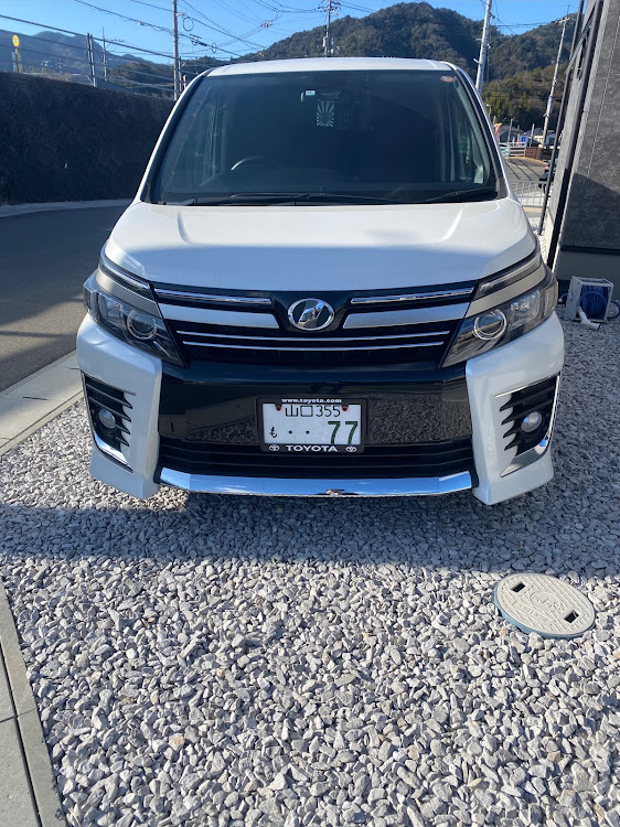 ヴォクシーのヴォクシー 80・ヴォクシー・3月もよろしくお願いします・メッキレスに関するカスタム事例の投稿画像2枚目