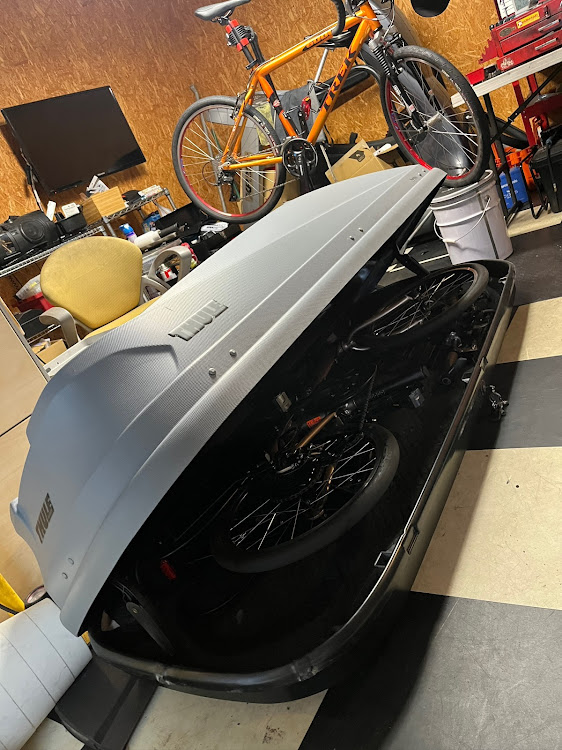 カローラクロスのセメントグレーメタリック・車中泊・自転車積載・ルーフボックス・ルーフキャリアに関するカスタム事例の投稿画像4枚目