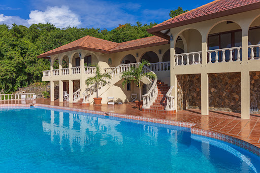 Seaside villa with pool 3