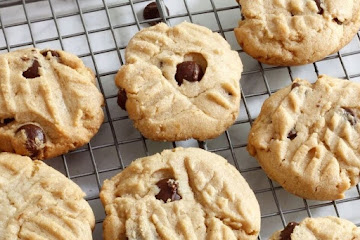 Peanut Butter and Dark Chocolate Cookies
