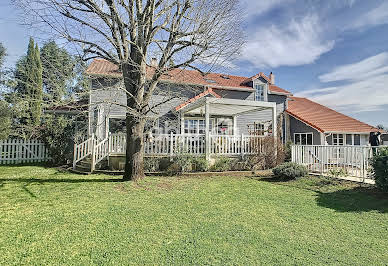 Maison avec piscine et jardin 8