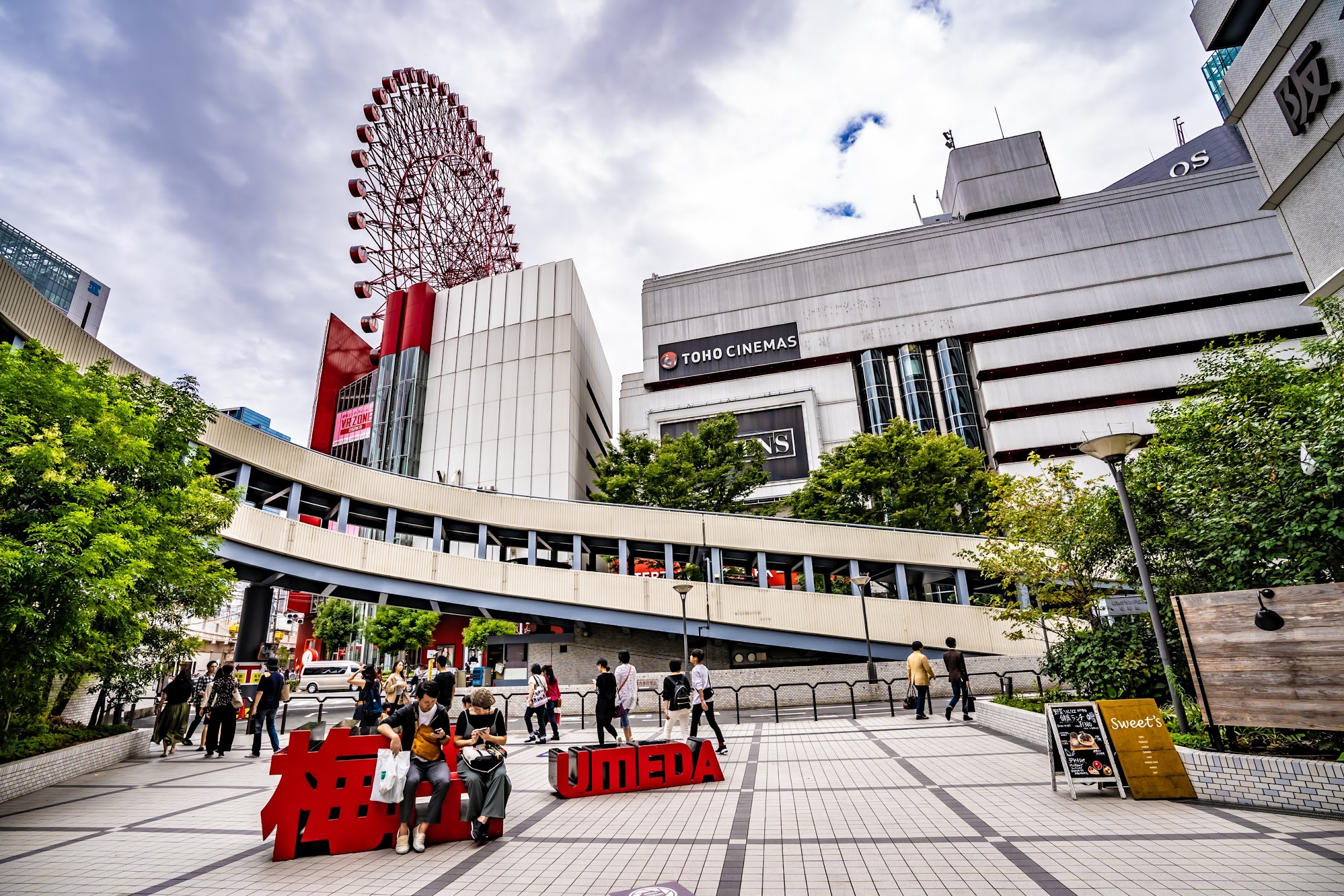 阪急サン広場